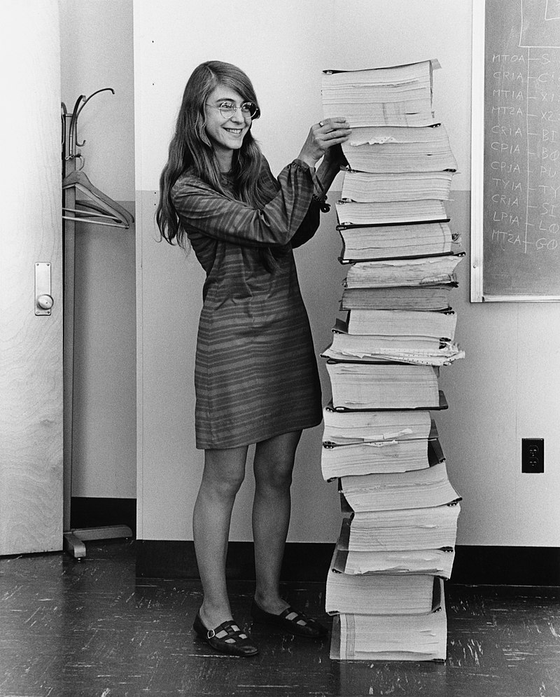 Margaret Hamilton stojąca obok wydruku kodu programu nawigacyjnego, który ona i jej zespół MIT napisali dla projektu 