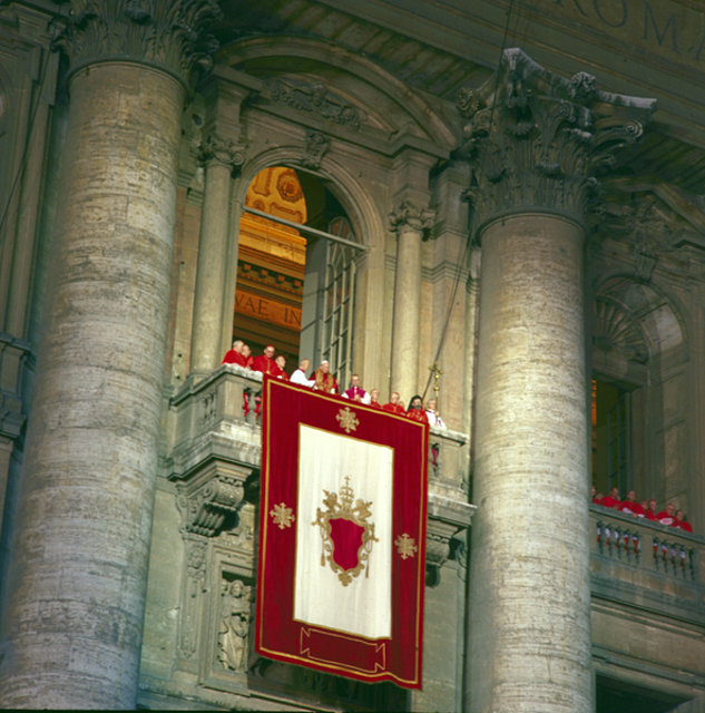 Karol Wojtyła jako Jan Paweł II na balkonie bazyliki św. Piotra w dniu wyboru/ fot. https://pl.wikipedia.org/wiki/Jan_Pawe%C5%82_II