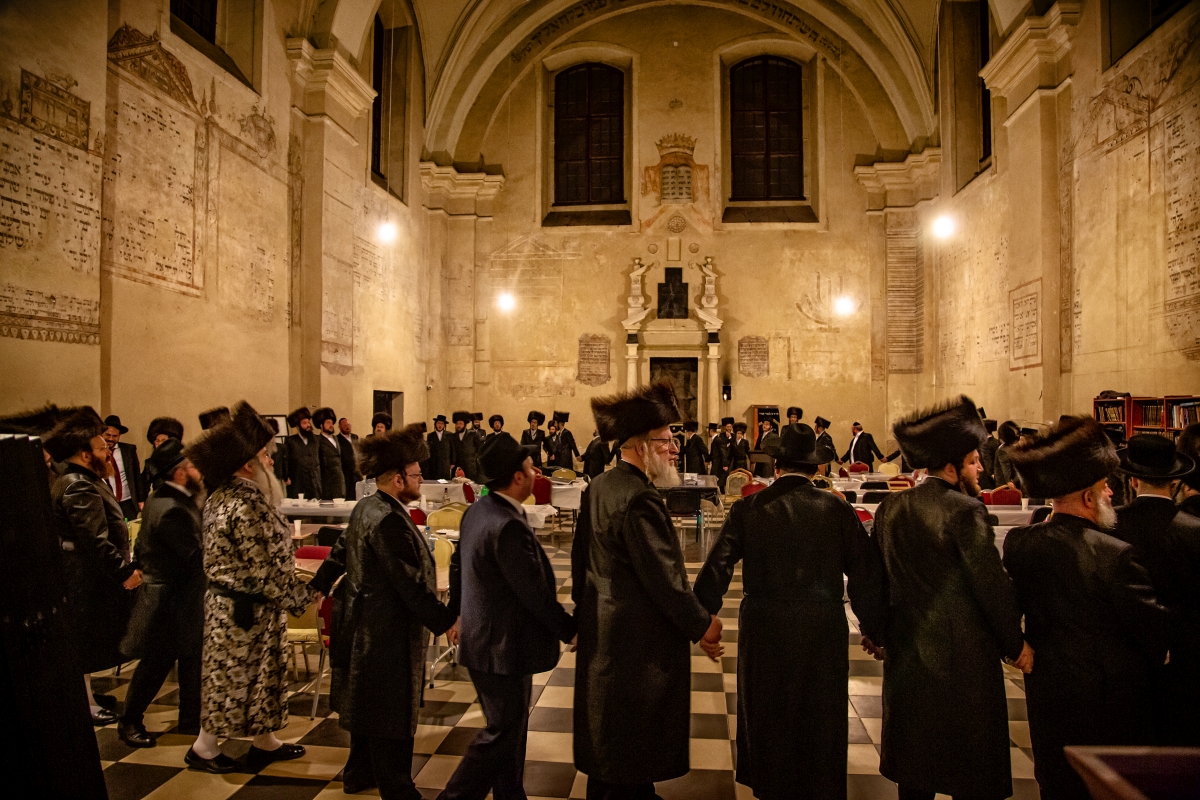 Rebbe Krule (chasydzkiej dynastii wywodzącej się z pogranicza rumuńsko-węgierskiego) z Nowego Jorku tańczący z chasydami w Synagodze Izaaka w Krakowie , 2021 (© Agnieszka Traczewska)