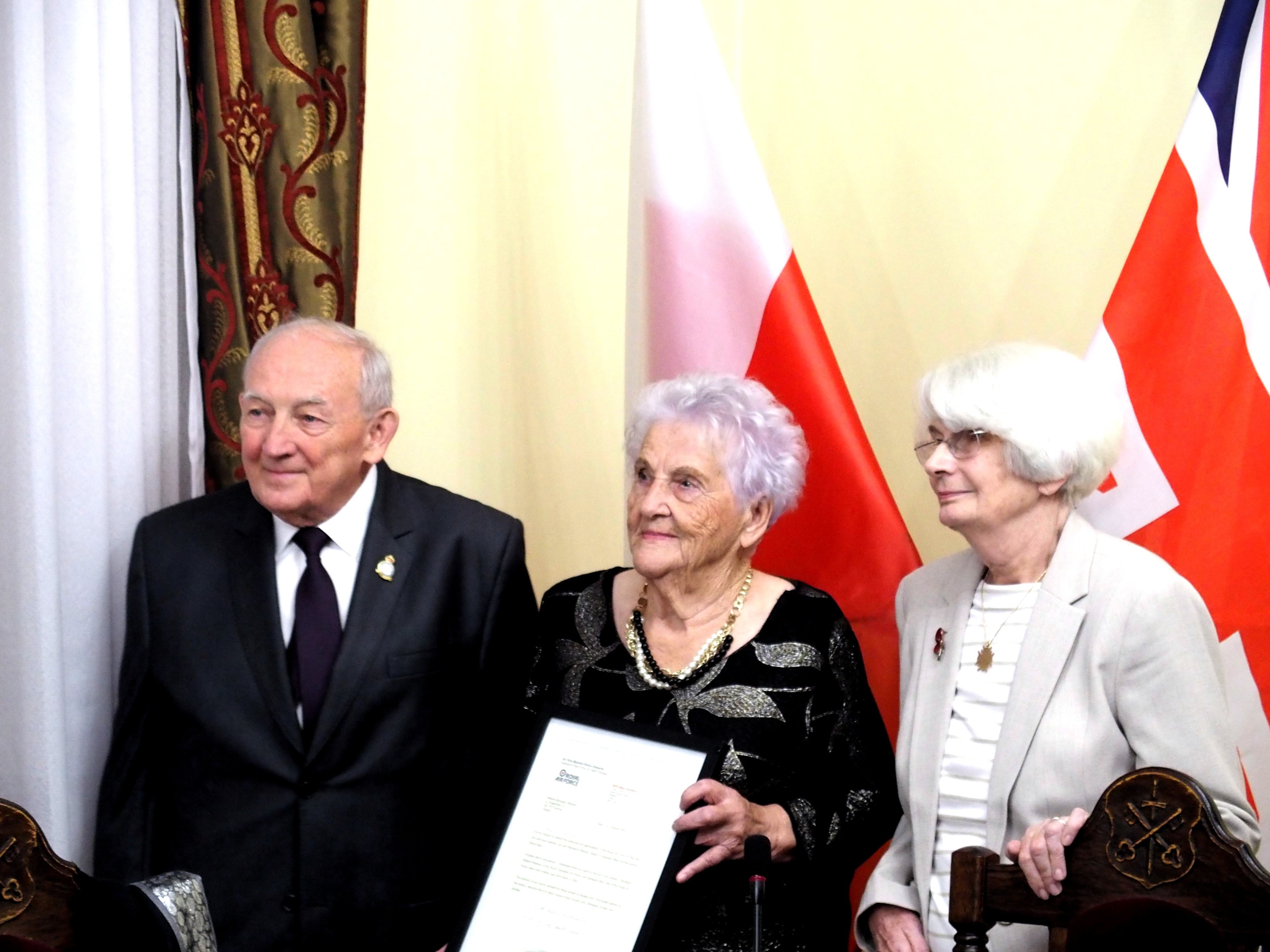 Helena Morajda, z domu Więcek z brytyjskim listem uznaniowym, Rosemary Edmeads i Janusz Ostręga (10.11.2023 r. Urząd Miasta Tuchowa)
