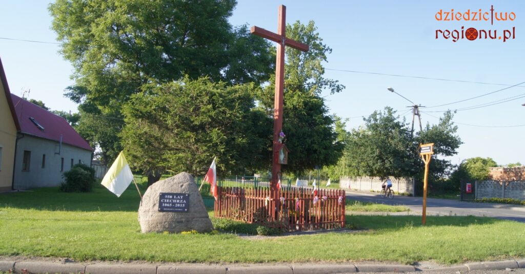 Krzyż przydrożny, oraz kamień upamiętniający 950-lecia Ciechrza. (fot. Damian Rybak)