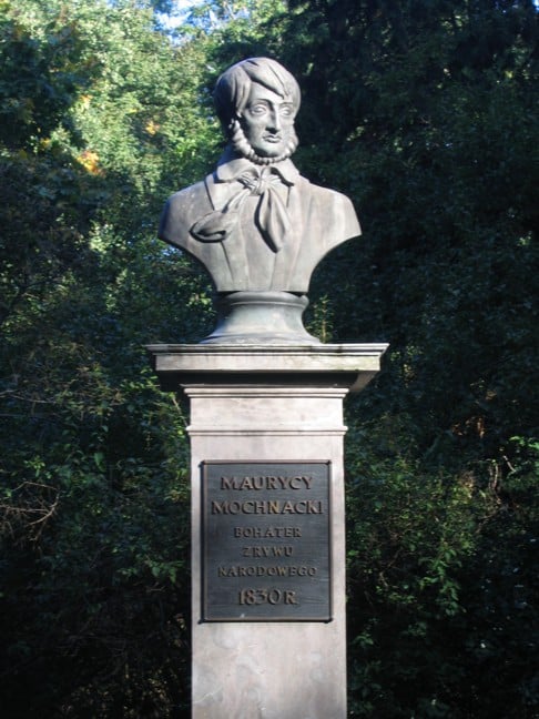 Popiersie Maurycego Mochnackiego w warszawskich Łazienkach / fot. wikipedia