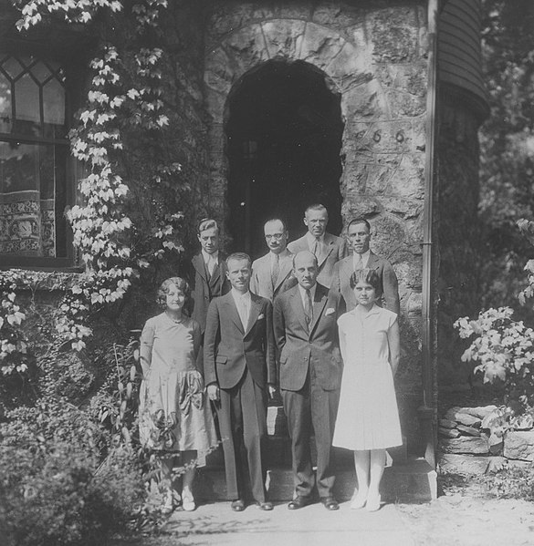 Personel Konsulatu RP w Buffalo (1929–1931)  wicekonsul  Tadeusz Buynowski (w pierwszym rzędzie z prawej) i konsul Tadeusz Marynowski  (w pierwszym rzędzie z lewej) - fot.Wikipedia