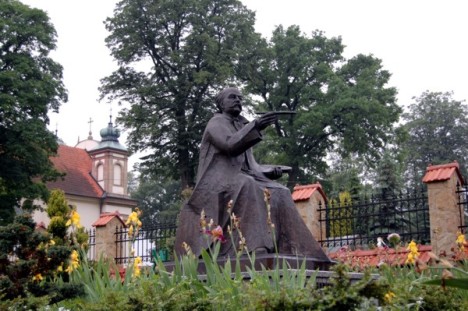 Pomnik Juliusza Kossaka (fot. Portal Miasta i Gminy Nowy Wiśnicz)