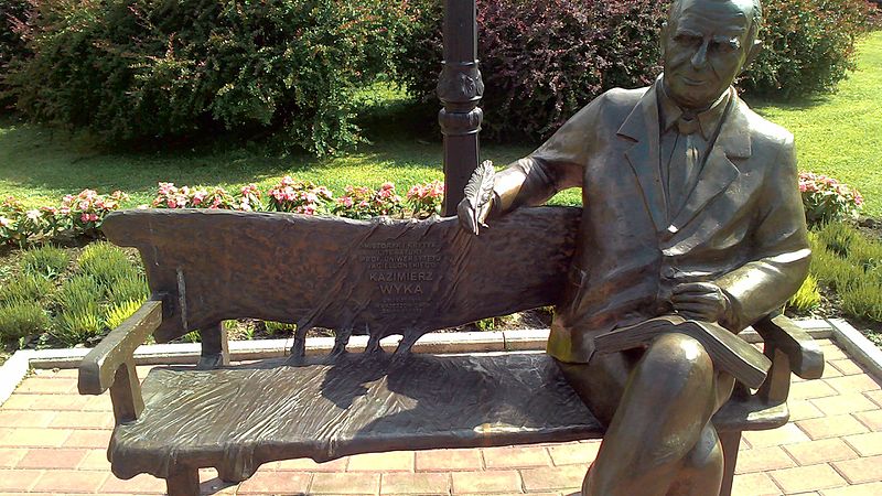 Ławeczka K.Wyki w Krzeszowicach (fot. Hope,Hope/Wikipedia)