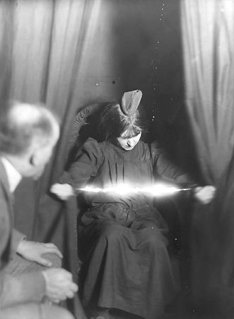 Światło rzekomo ukazujące się między rękoma medium, Evy Carrière; fotografia z 1912. Albert von Schrenck-Notzing (1862–1929) - Wikipedia
