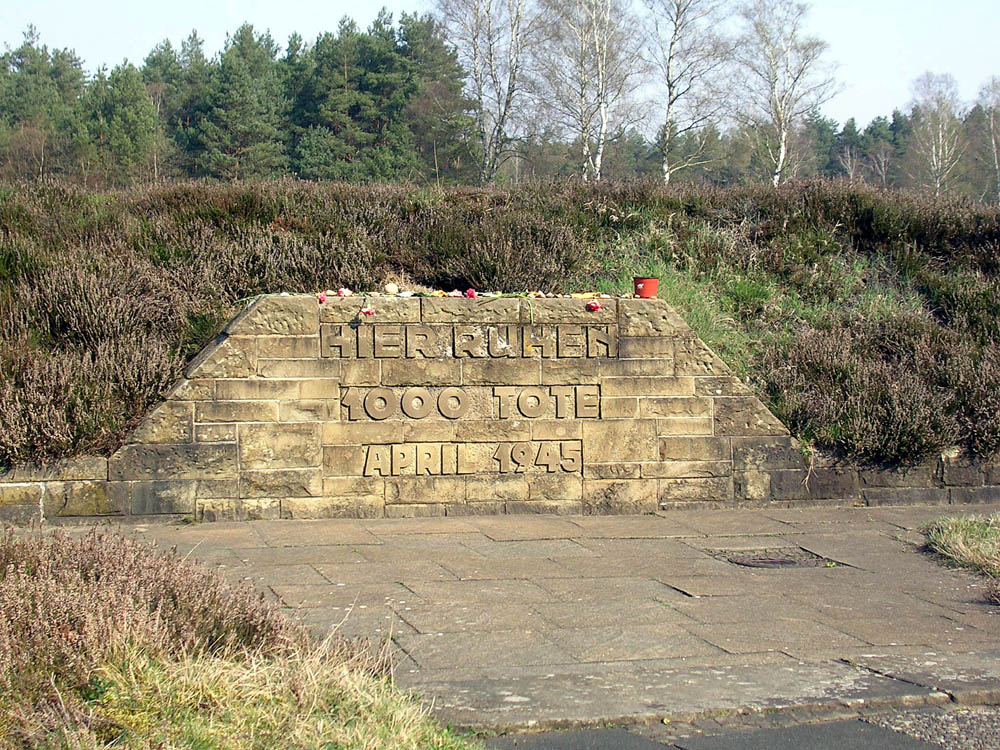 Pomnik na miejscu masowych grobów na terenie KL Bergen-Belsen (fot. J.Tajchert)