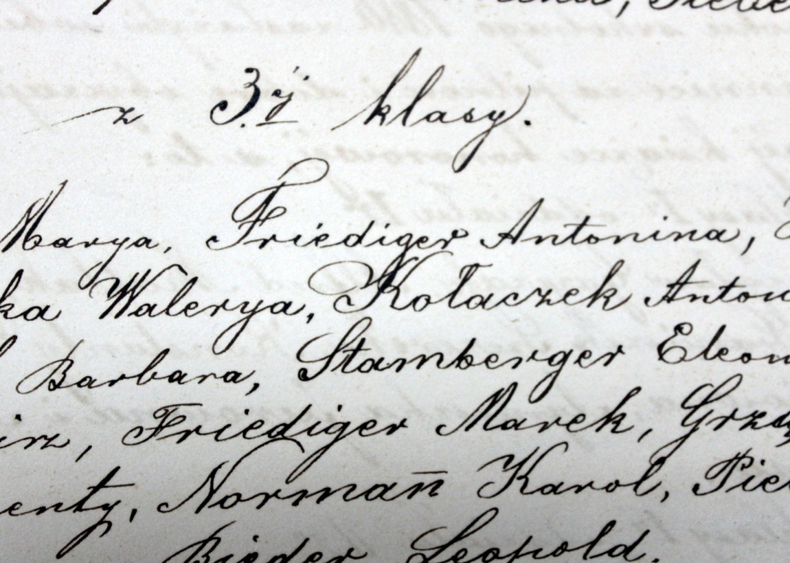 Wpis do Książki Honorowej Szkoły Ludowej w Andrychowie z 1885 r., na którym widnieją nazwiska rodzeństwa Markusa i Antoniny Friedigerów, zbiory Towarzystwa Miłośników Andrychowa (fot. D. RUSIN).