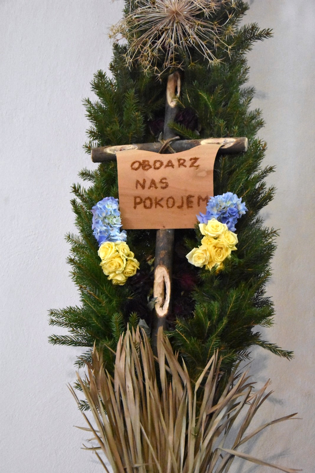 T. i K. Jarzębak - fragment palmy z 2022 r. z modlitwą o pokój - nawiązanie do wybuchu wojny w Ukrainie