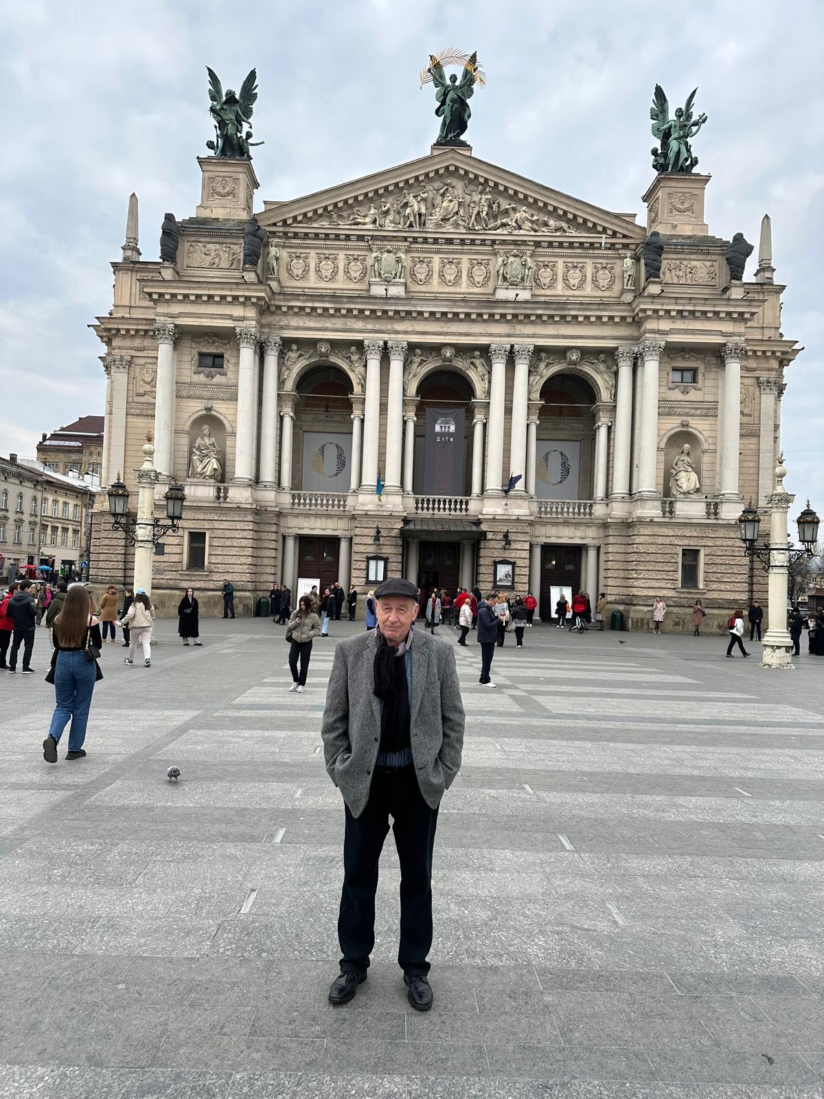 Z. Durczok przed Operą Lwowską (marzec 2024)