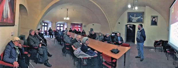 Wykład z historii dla słuchaczy KUTW w sali wykładowej katedry lwowskiej (z archiwum KUTW)