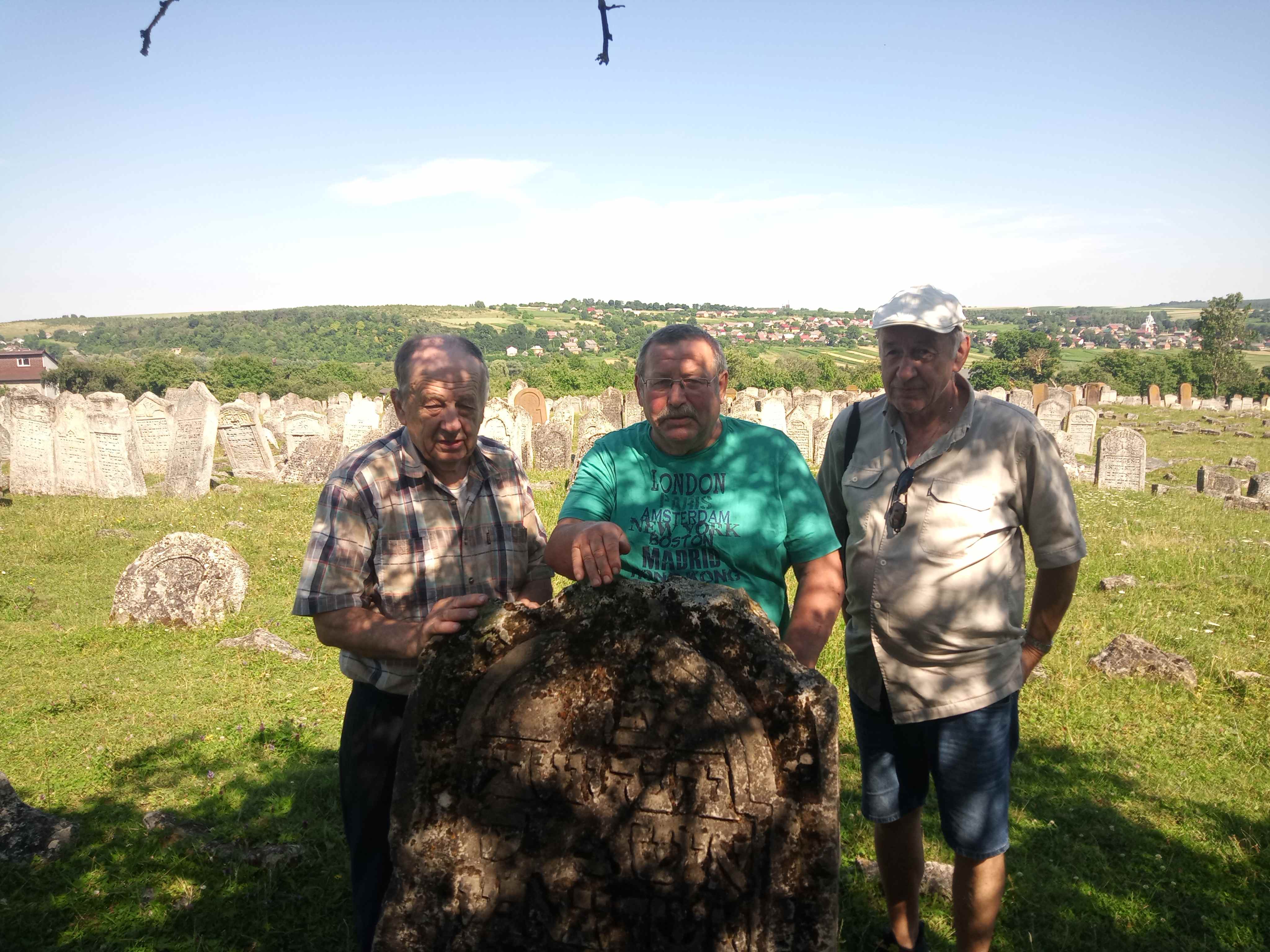 Podhajce, cmentarz żydowski. Od lewej: Marian Frużyński (prezes KUTW), Stefan Kołodnicki (były burmistrz) i Zbigniew Durczok 