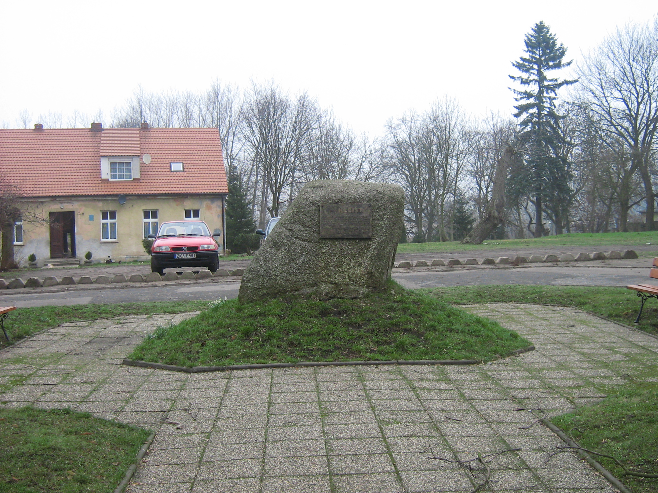 Kamień Pomorski - głaz z pamiątkową tablicą (fot. Radosław Drożdżewski/Wikipedia)