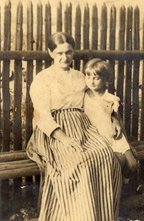 Babcia Franciszka Gwioździk z domu Wypiór, z córką Marią około 1935 r. (fot. ze zbiorów rodzinnych)