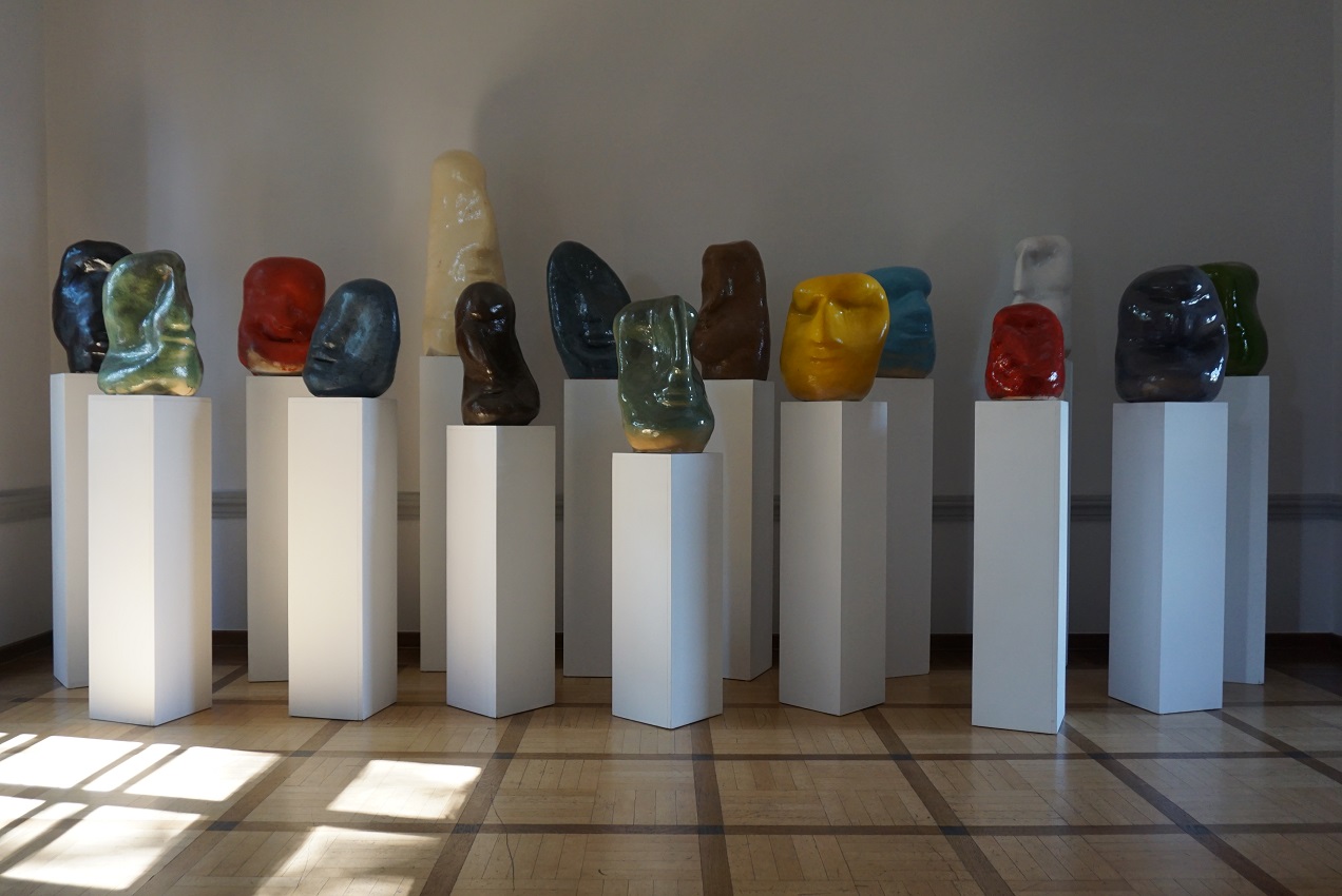 M.Rząca -  Rzeźby z cyklu „Kamienne głowy – kolory”