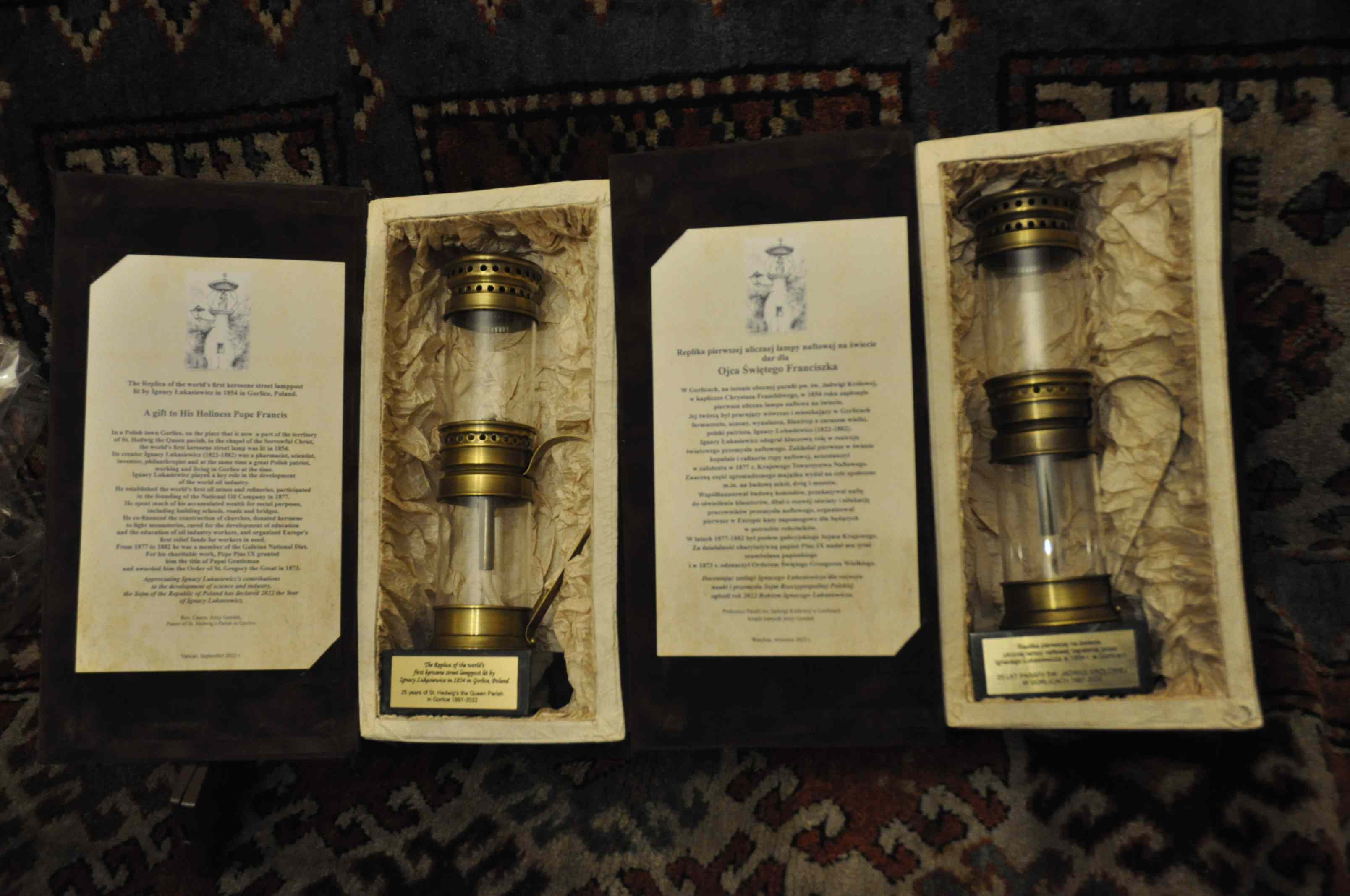 Replika lamp przeznaczonych dla Papieża Franciszka i do Muzeum PTTK w Gorlicach