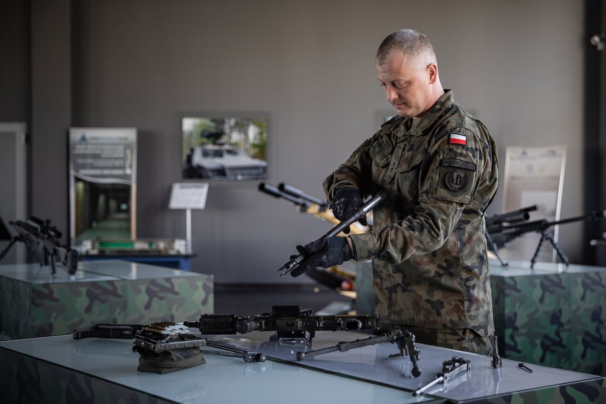 Ppor. Mateusz Srebro, w cywilu główny specjalista od nadzorowania jakości wyrobów obronnych, fot. materiały prasowe