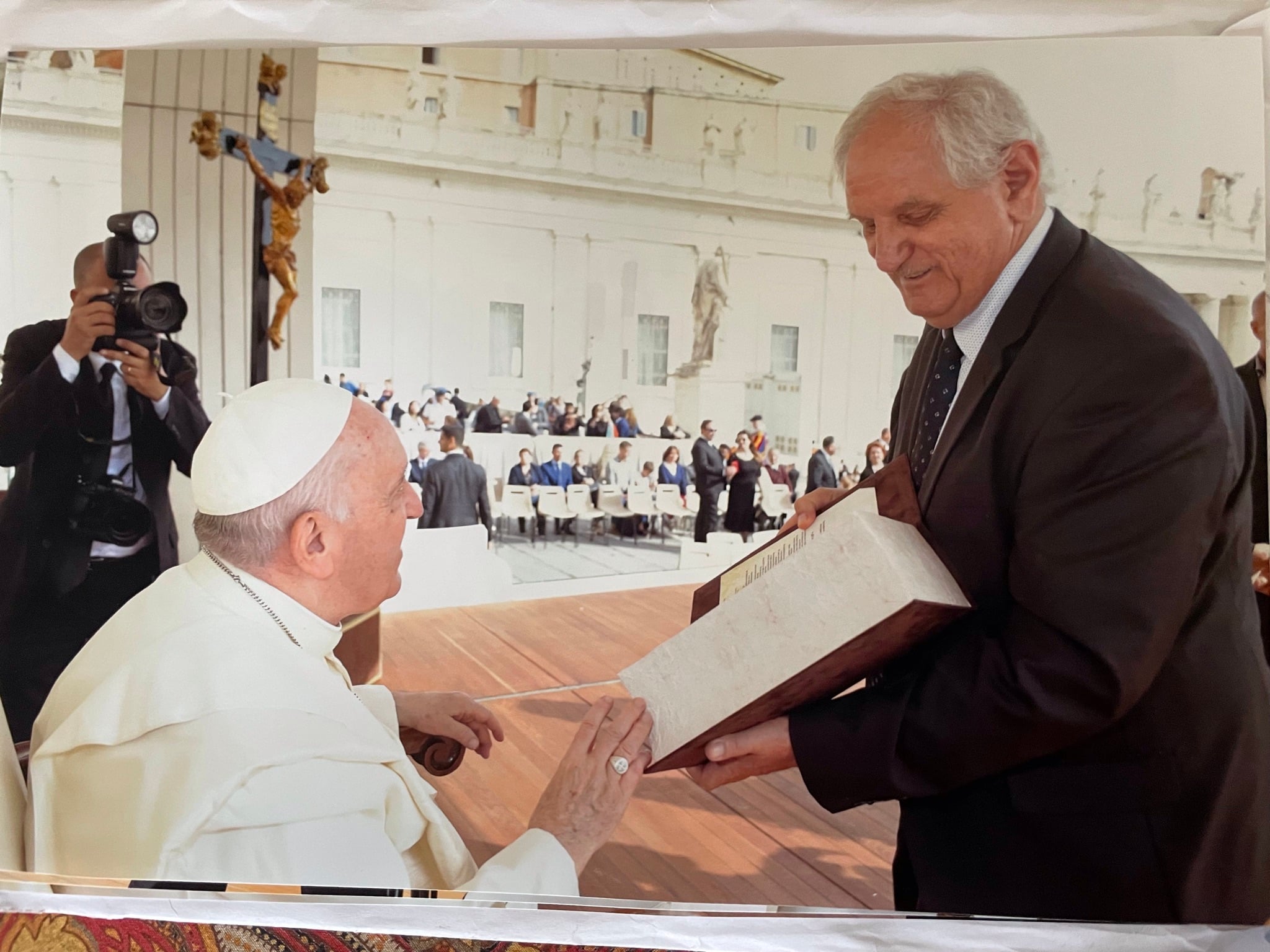 Tadeusz Batory wręcza papieżowi Franciszkowi replikę lampy I.Łukasiewicza (fot. Arturo Mari)