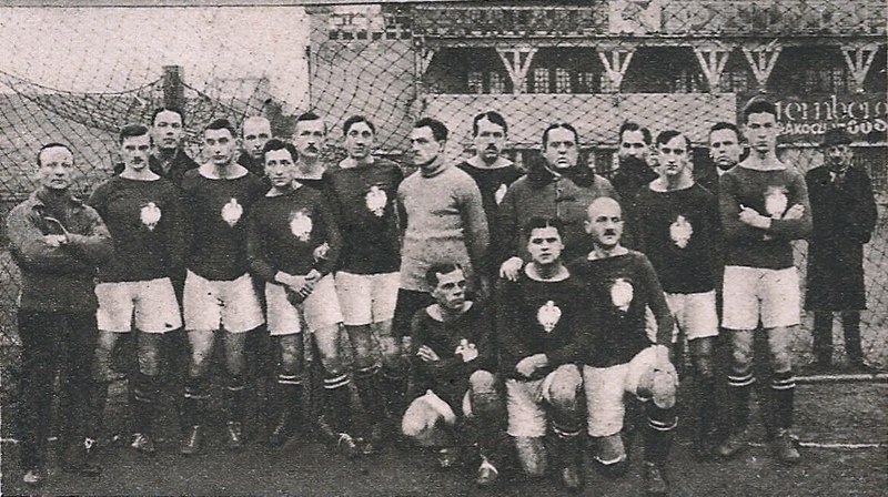 Pośród stojących w koszulce z orłem, ?? stoi jako trzeci od lewej przed pierwszym meczem reprezentacji Polski, 1921