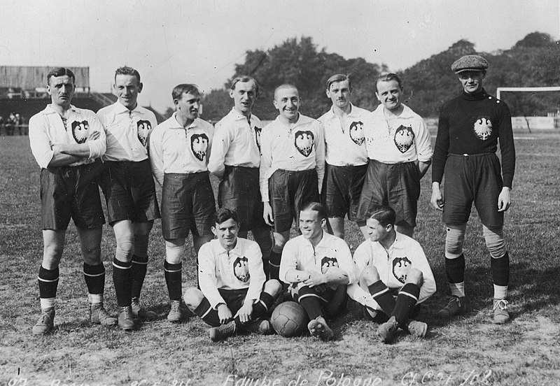 Reprezentacja Polski podczas Igrzysk Olimpijskich w 1924 r. w Paryżu, przed meczem przeciwko Węgrom na Igrzyskach Olimpijskich (26,05.) - ?? stoi czwarty od prawej.