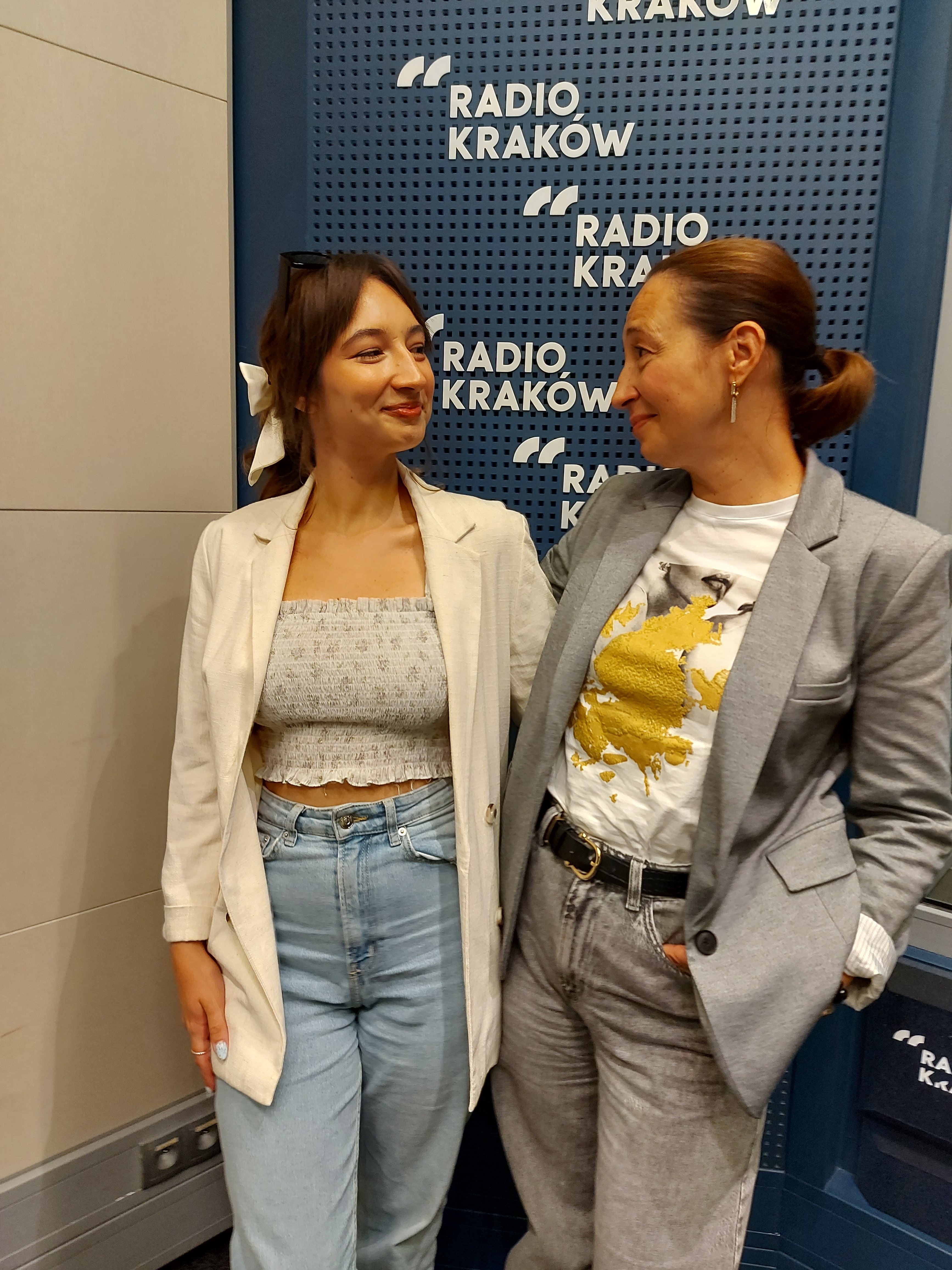 Marta Bizoń i Matylda Lubera w studiu Radia Kraków, fot. Sylwia Paszkowska