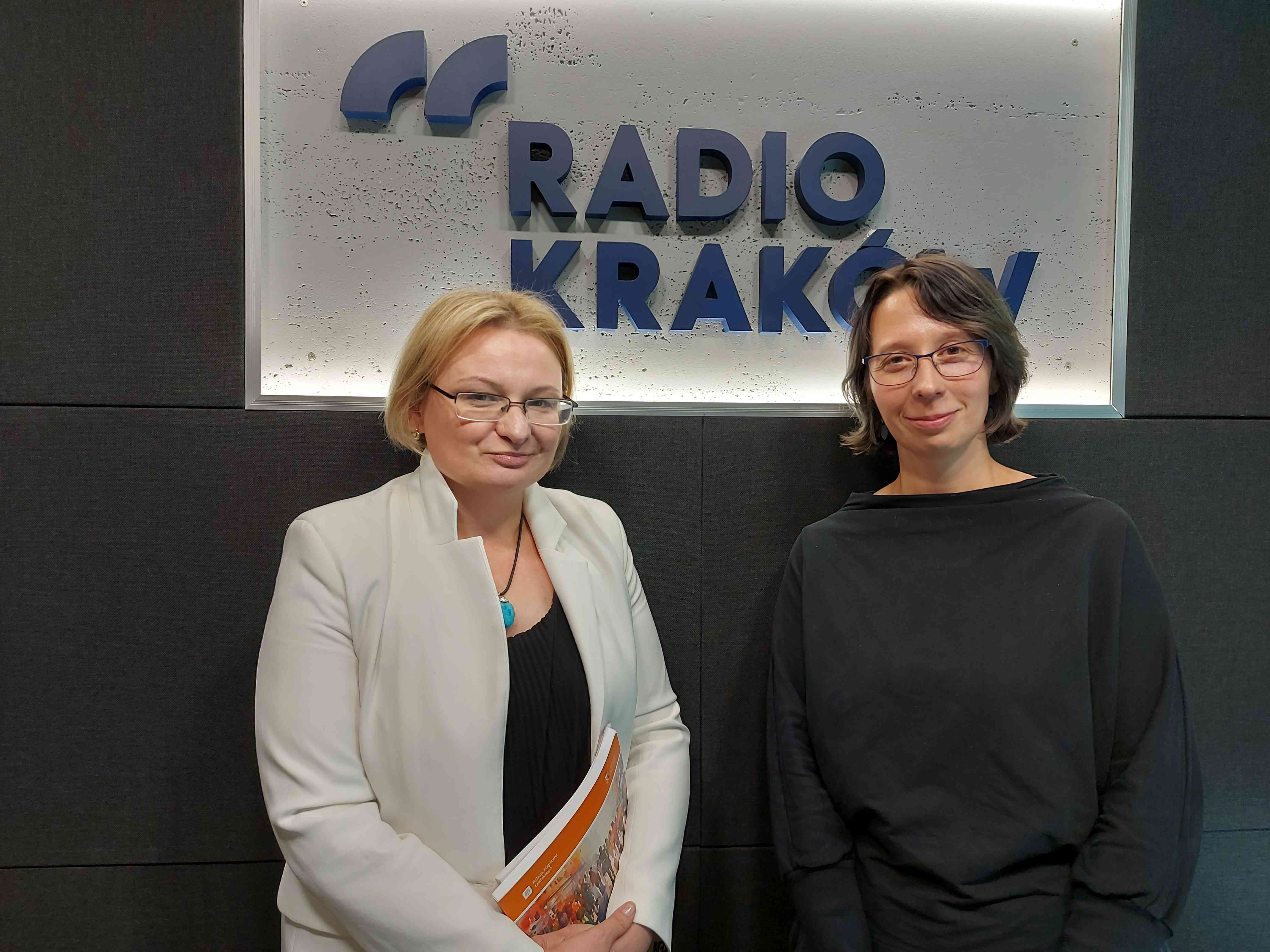 Prof. Jolanta Perek-Białas i mgr Maria Varlamova (UJ) w studiu Radia Kraków, fot. Sylwia Paszkowska