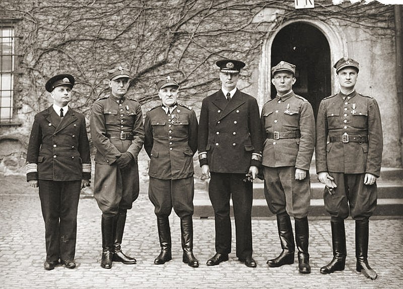 Oficerowie polscy w niewoli niemieckiej. Oflag Colditz. Od prawej: płk Antoni Durski-Trzaska, płk Mieczysław Mozdyniewicz, adm. Józef Unrug, gen. Tadeusz Piskor, płk Władysław Smolarski, kmdr Marian Majewski (fot.Wikipedia)