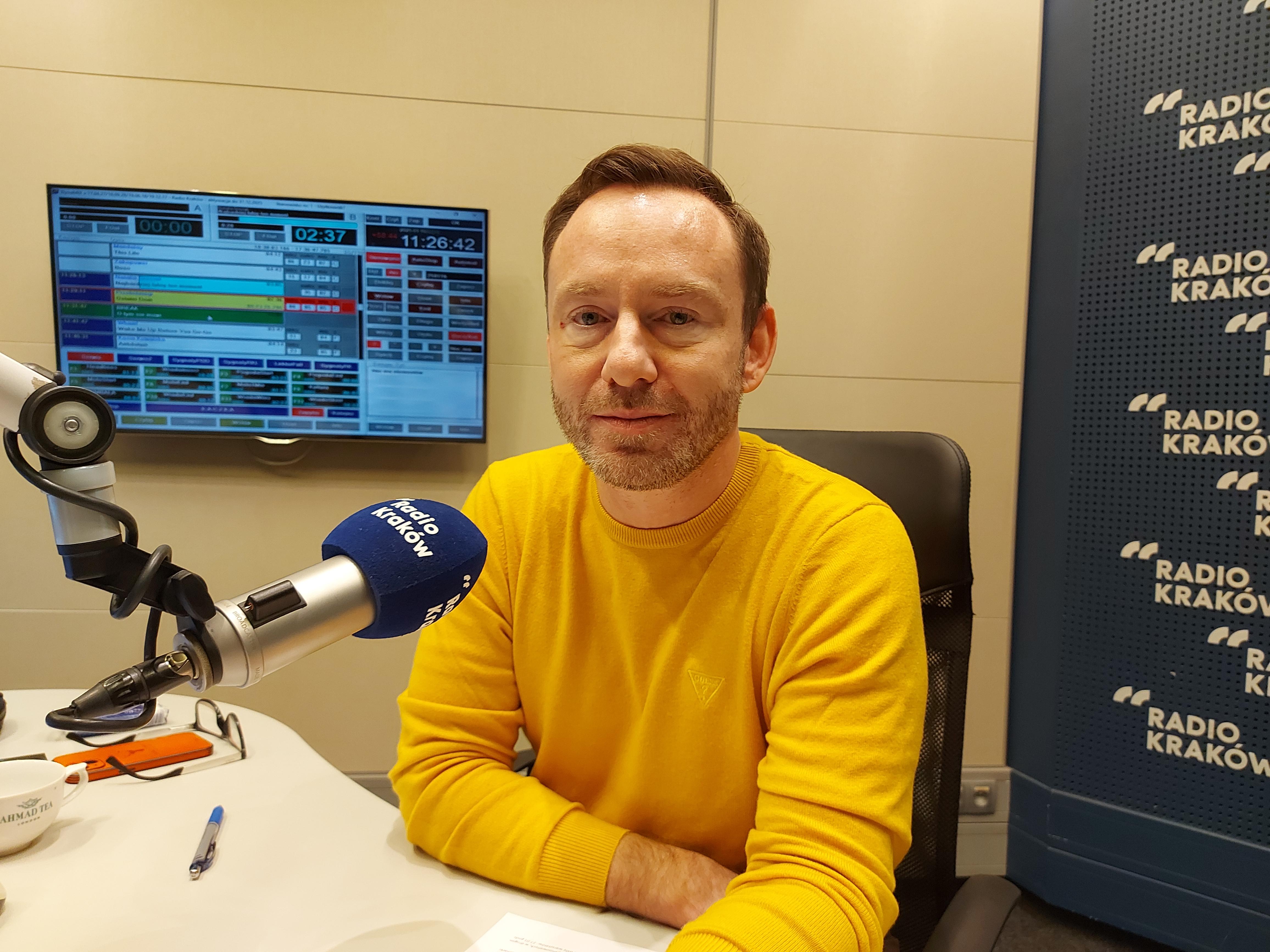 Karol Suszczyński, dyrektor Teatru Groteska, w studiu Radia Kraków, fot. Sylwia Paszkowska