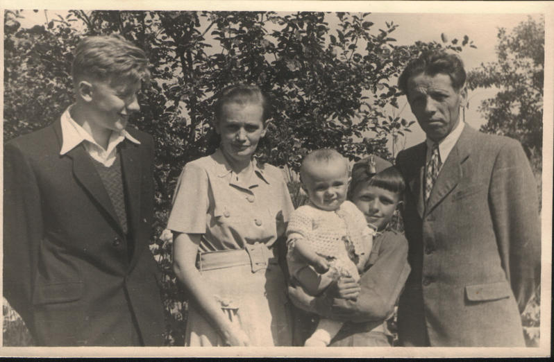 Weronika i Józef Tischnerowie z synami: Józefem, Marianem i Kazimierzem ok. 1948 (fot. Wikipedia)