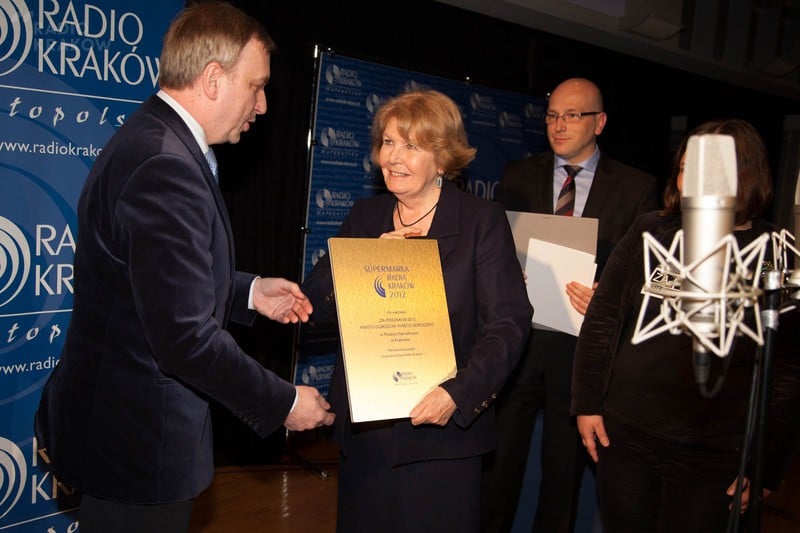 Bogdan Zdrojewski (minister MDKiN) i Marcin Pulit (prezes Radia Kraków) przyznają Supermarkę Zofii Gołubiew, ówczesnej dyrektorce Muzeum Narodowego w Krakowie. Fot. P. Szewczyk