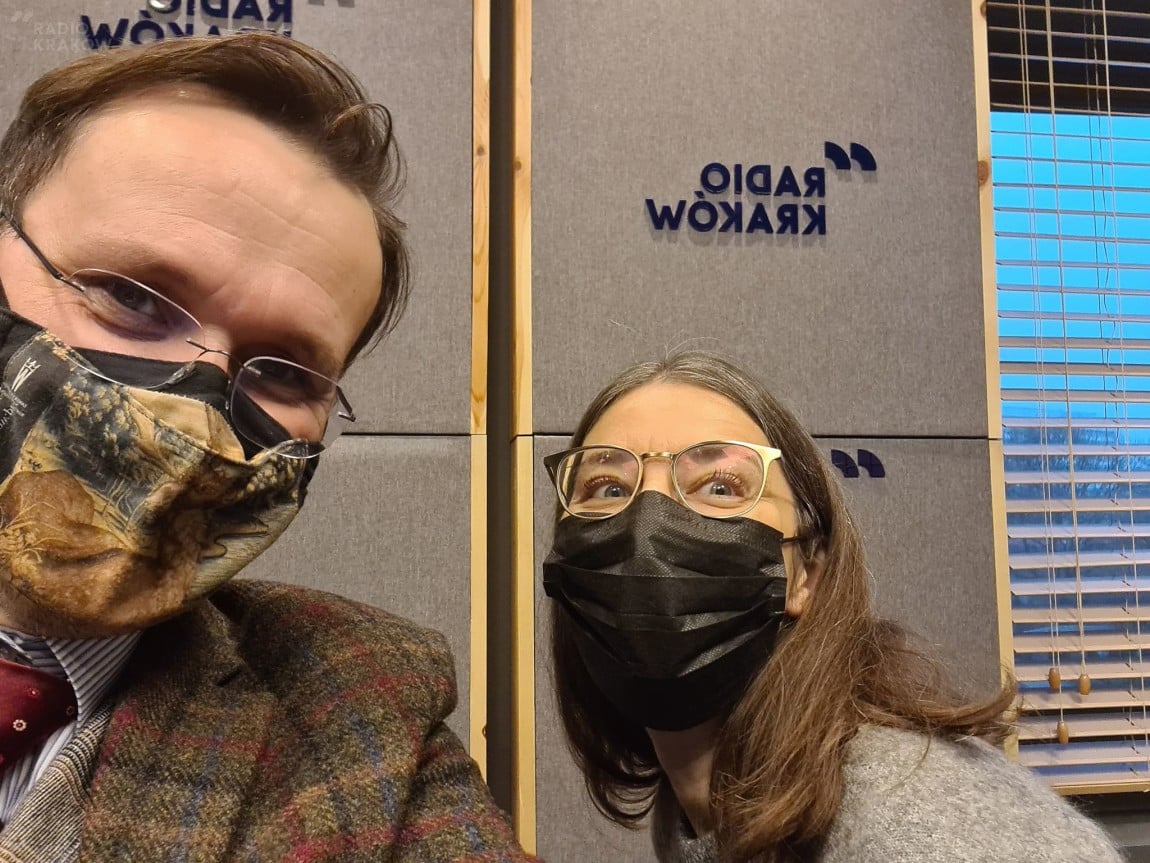 Andrzej Betlej (dyrektor Zamku Królewskiego na Wawelu) z Justyną Nowicką w studiu Radia Kraków. Maseczki były obowiązkowe...