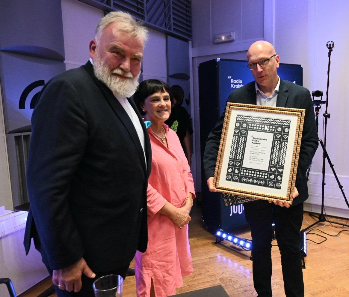 Andrzej i Teresa Starmachowie przyjmujący Supermarkę Radia Kraków z rąk prezesa rozgłośni Marcina Pulita. Fot. M. Lasyk