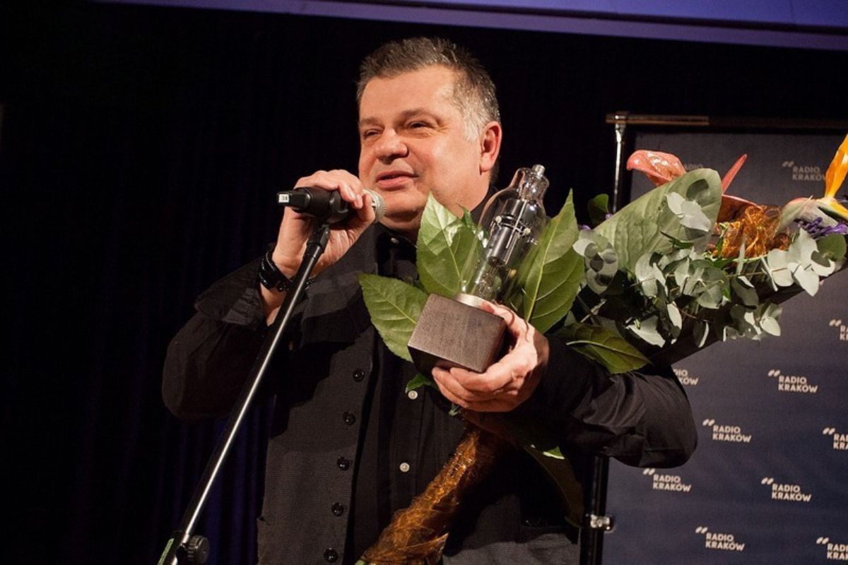 Krzysztof Globisz odbierający radiowe wyróżnienie. Fot. W. Gruszka