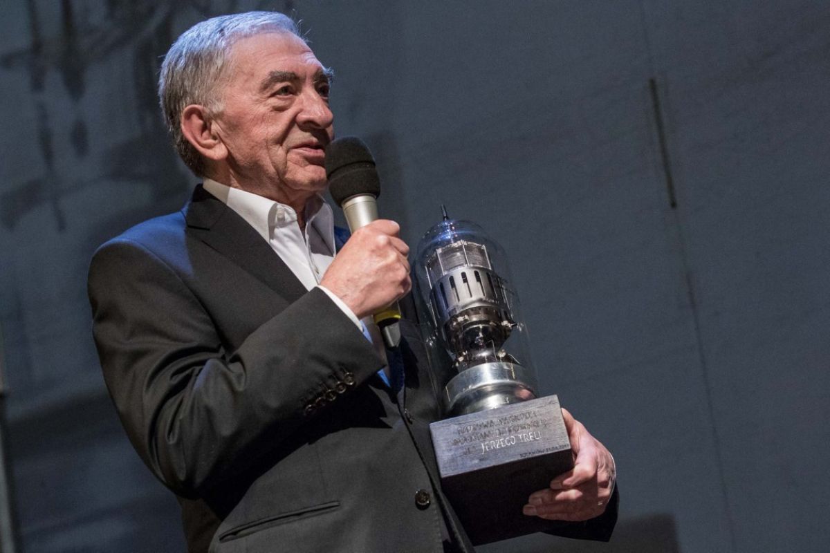 Jerzy Trela odbierający Nagrodę podczas gali Radia Kraków