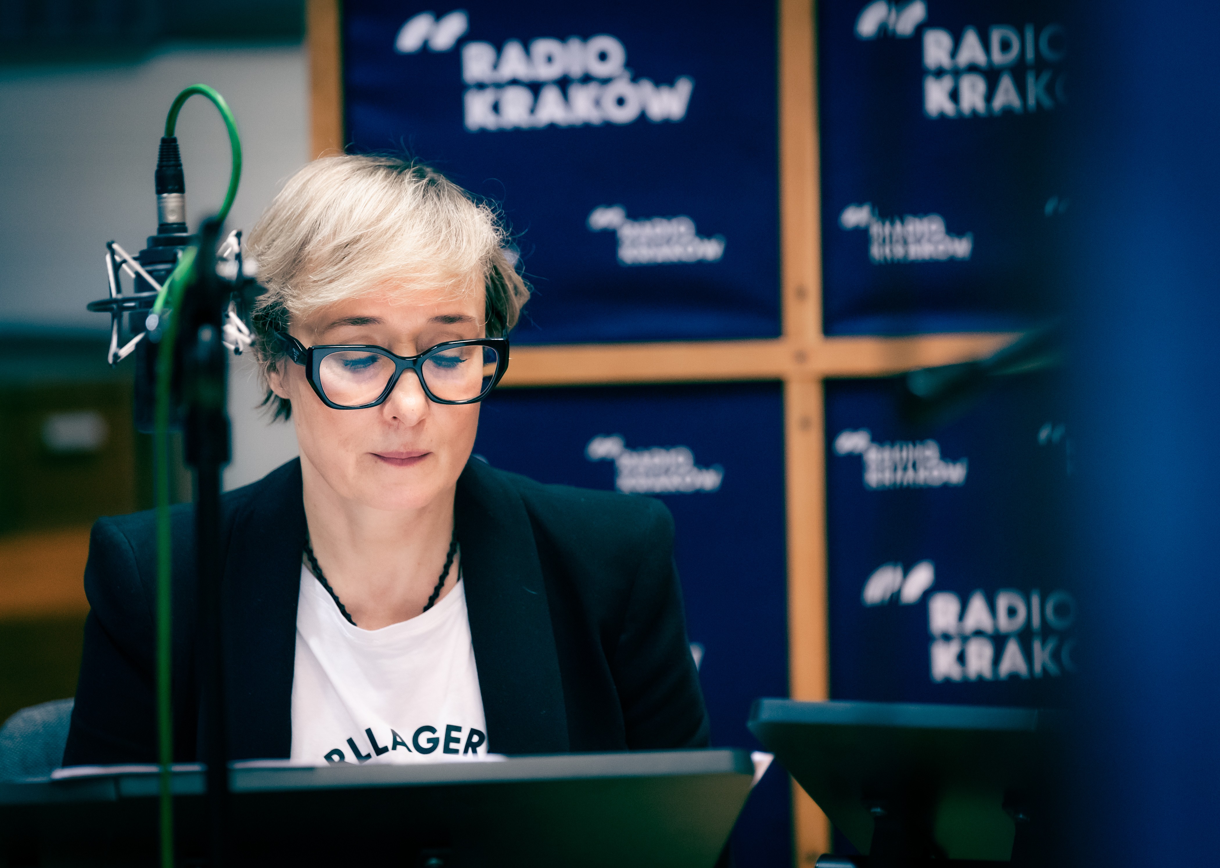 Dominika Bednarczyk podczas nagrań do słuchowiska „Pulverkopf” w reżyserii Katarzyny Kalwat, fot. Piotr Kubic 