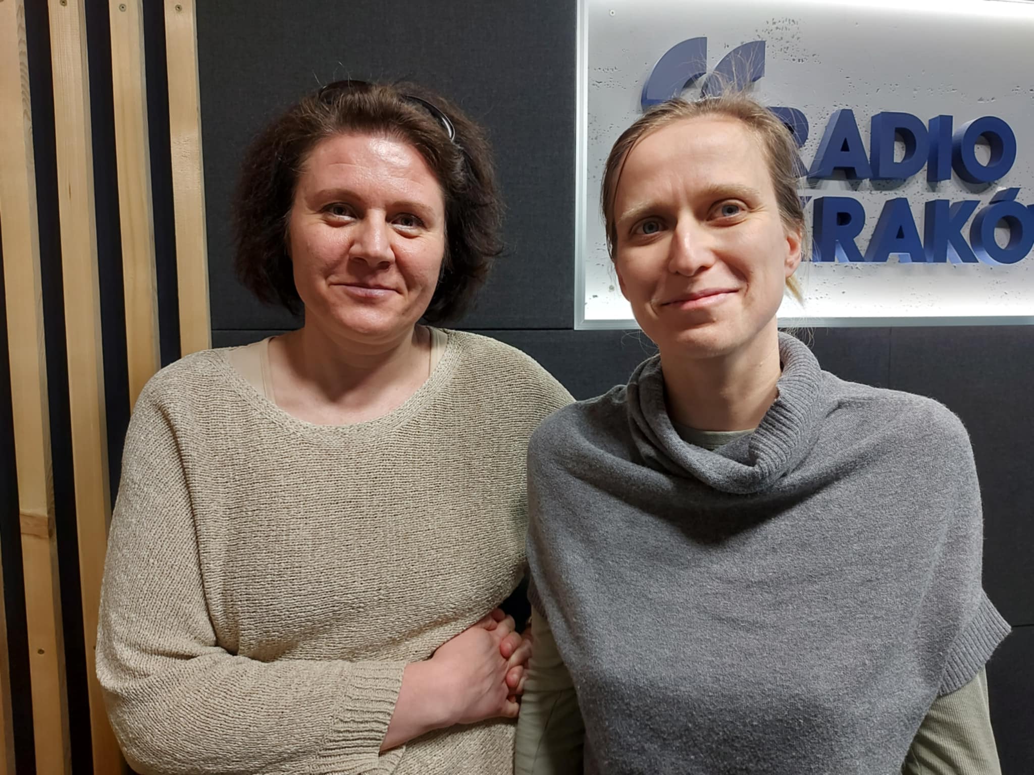 Joanna Wójcik i Karolina Ptak w studiu Radia Kraków, fot. Sylwia Paszkowska
