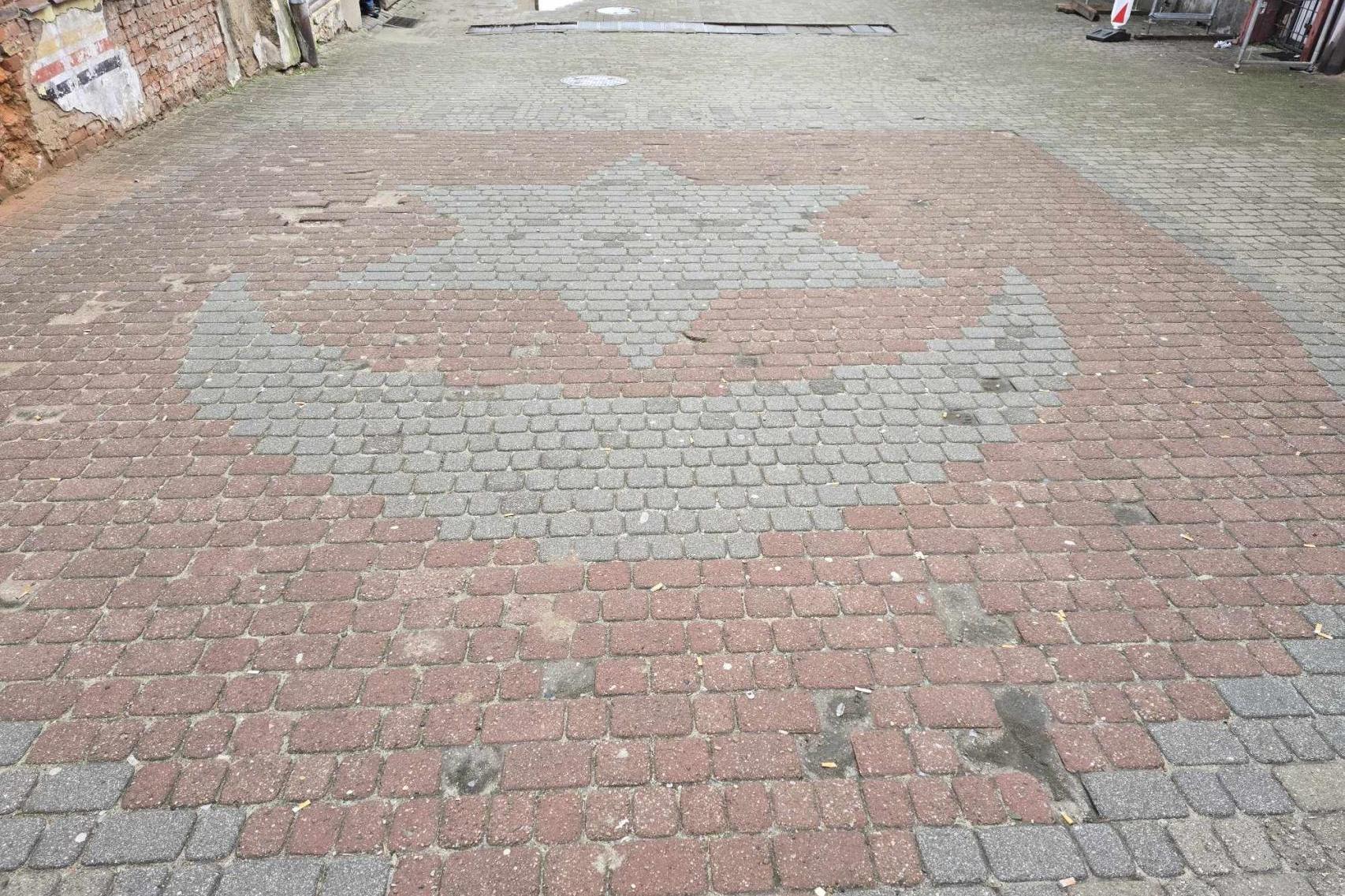 Tak przed naprawą wyglądał herb. / Fot. Jakub Sajdak 