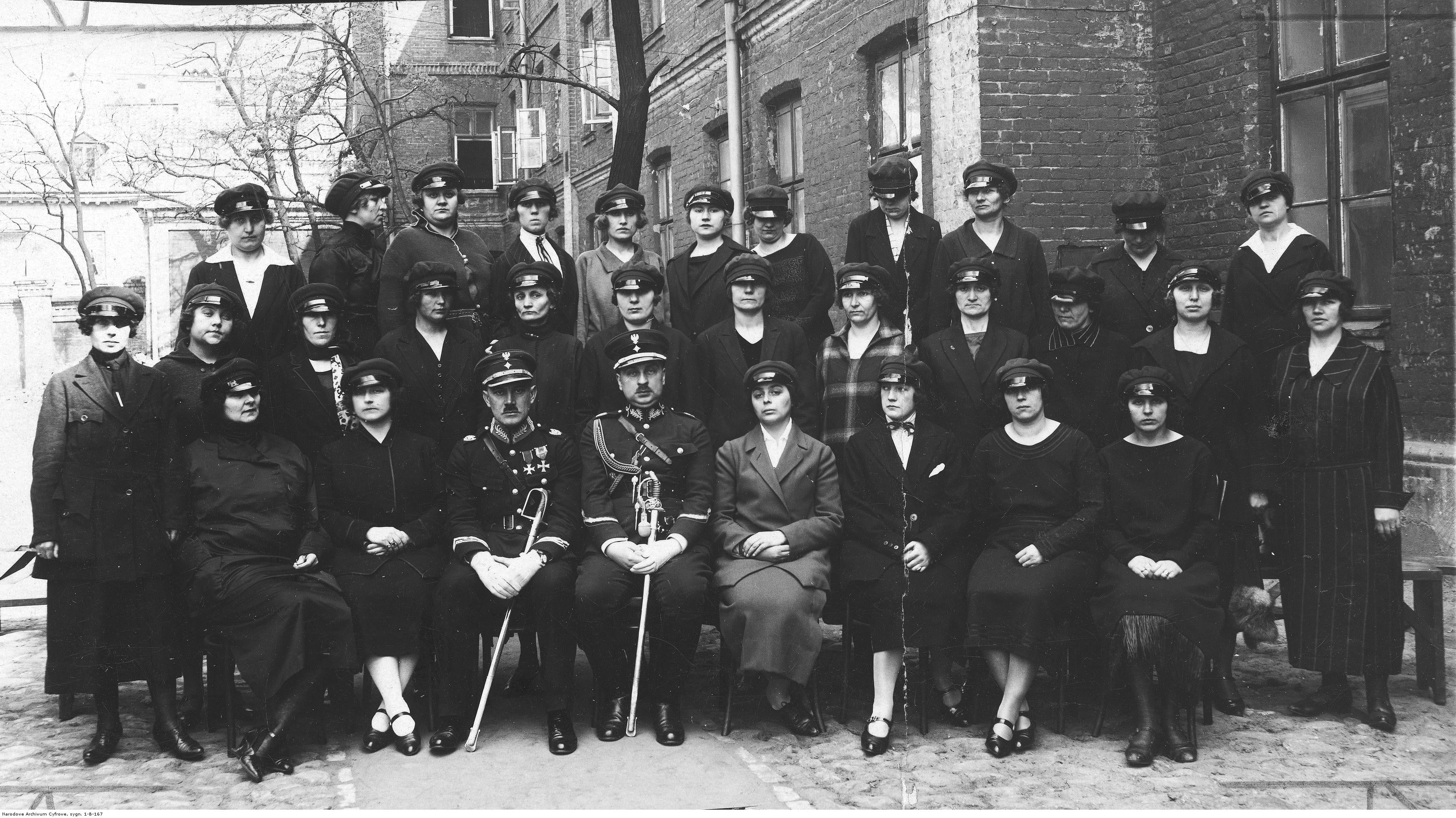 I kurs policji kobiecej. Trzeci od lewej podinsp. Jan Schuch, czwarty od lewej podinsp. Władysław Sobolewski, piąta od lewej Stanisława Filipina Paleolog. Warszawa, kwiecień 1925 r. Zbiory NAC