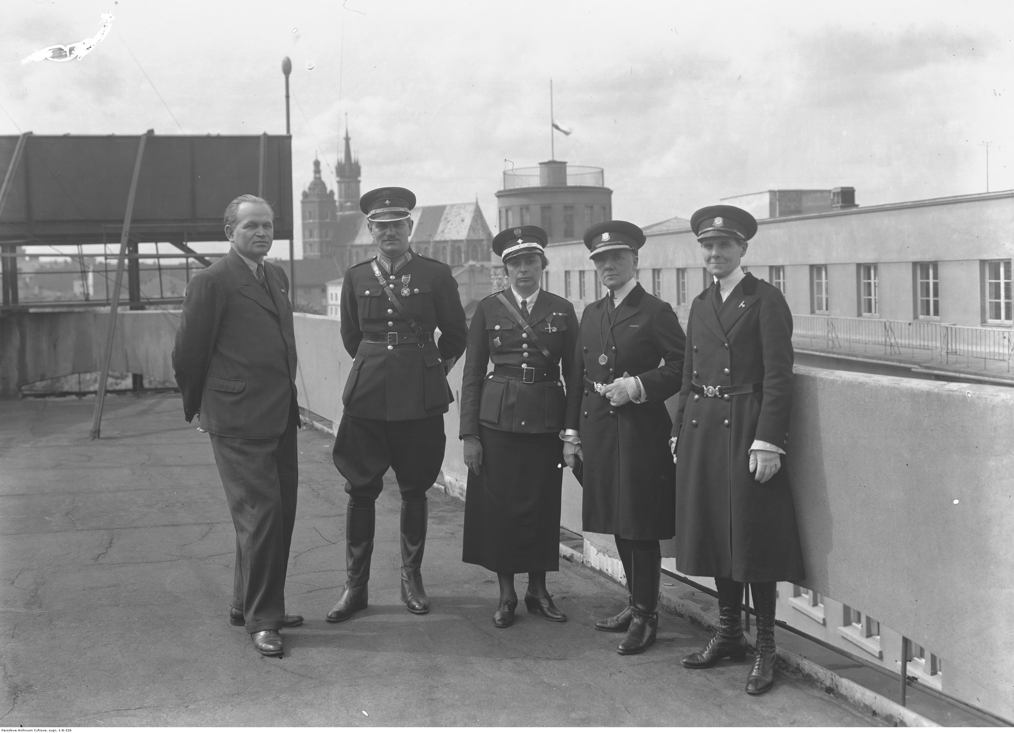 Wizyta przedstawicielek Women’s Auxiliary Service, dach Pałacu Prasy w Krakowie. Od lewej Helen Bourn Tagart, Mary Sophia Allen, podkom. Stanisława Filipina Paleolog, nadkom. Aleksander Reszczyński, maj 1935 r.  Zbiory NAC