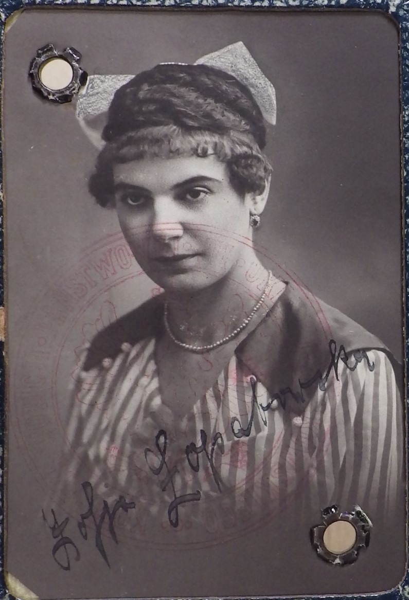 St. posterunkowa policji śledczej Zofia Łopatowska, zdjęcie z legitymacji służbowej, pocz. 1923 r. Zbiory Archiwum Narodowego w Krakowie.