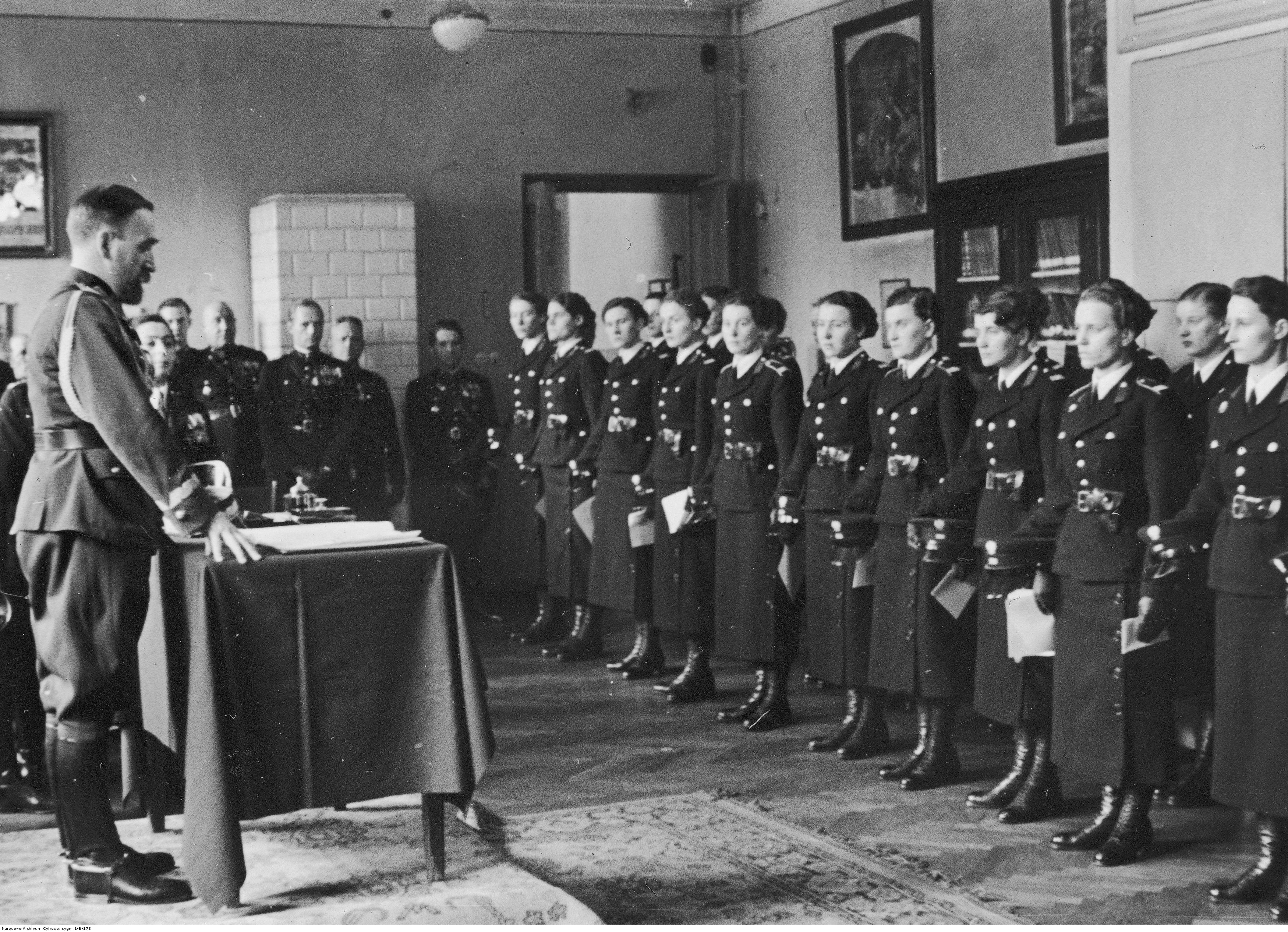 Zakończenie V kursu policji kobiecej, do policjantek przemawia Komendant Główny Policji Państwowej, gen. insp. Kordian Józef Zamorski, Warszawa, styczeń 1939 r. Zbiory NAC