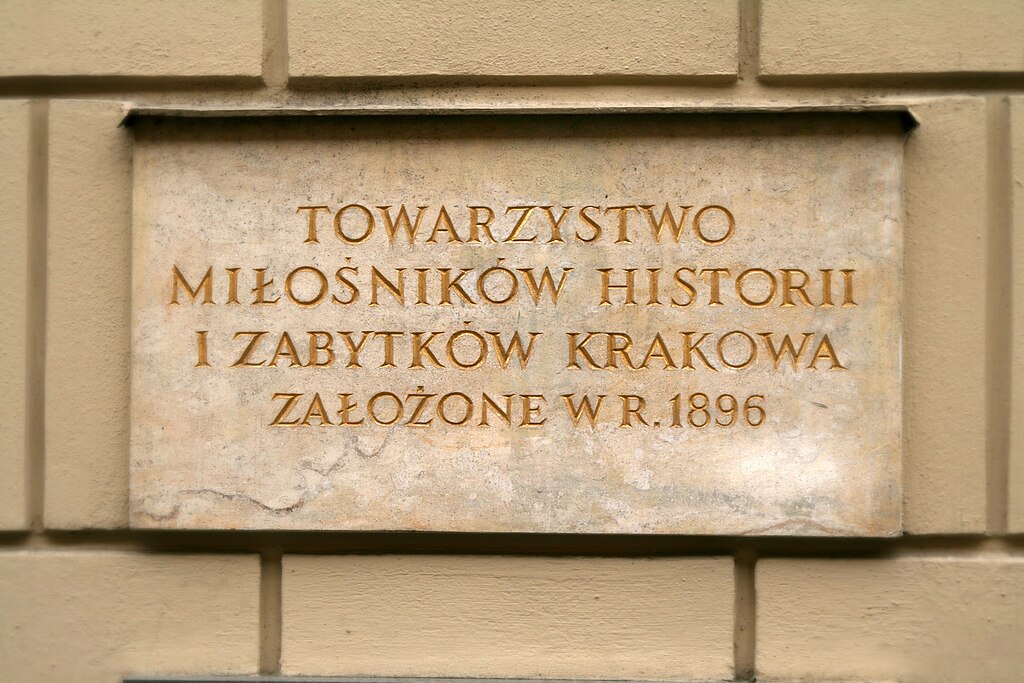 Tablica na siedzibie TMHiZK. Fot. Wikipedia