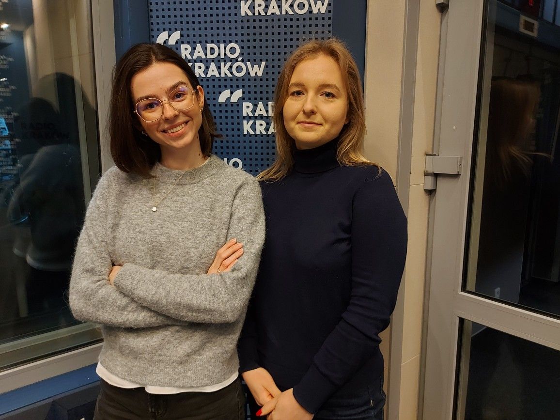 Izabela Leonarcik i Wiktoria Penszkal w studiu Radia Kraków, fot. Sylwia Paszkowska
