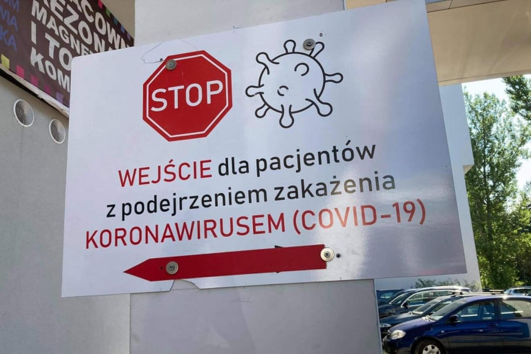 Przed placówkami medycznymi obowiązkowe były testy. Fot. W. Nowicka
