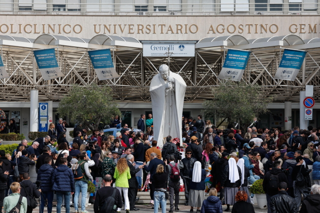 Przed Kliniką Gemelli zebrało się kilkaset osób, fot. PAP/EPA