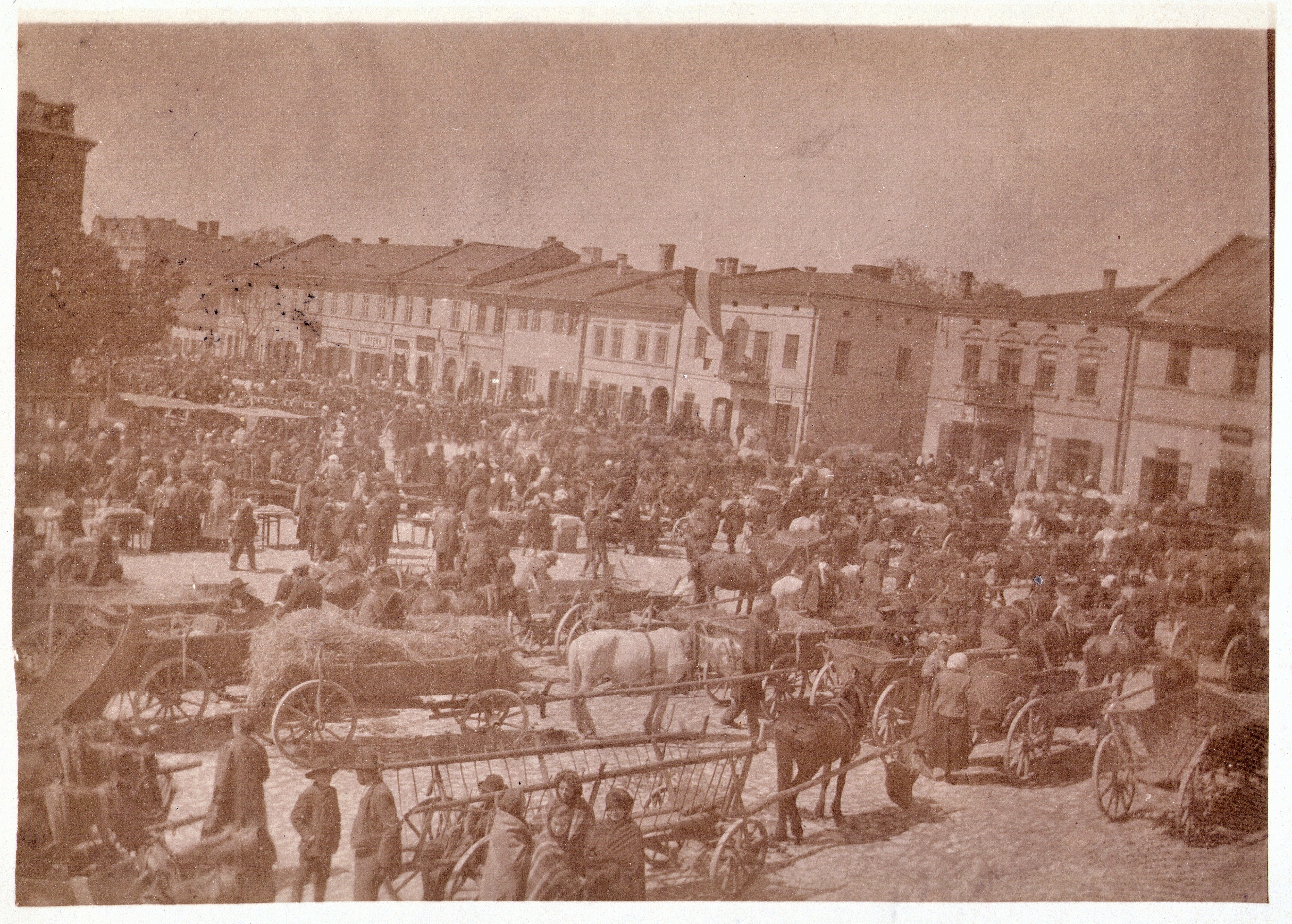 Pocztówka fotograficzna.(rynek widok na północny zachód, dzień targowy). Nakładca i autor nieznany 1915r. (fot. ze zbiorów Marka Piotrowskiego)