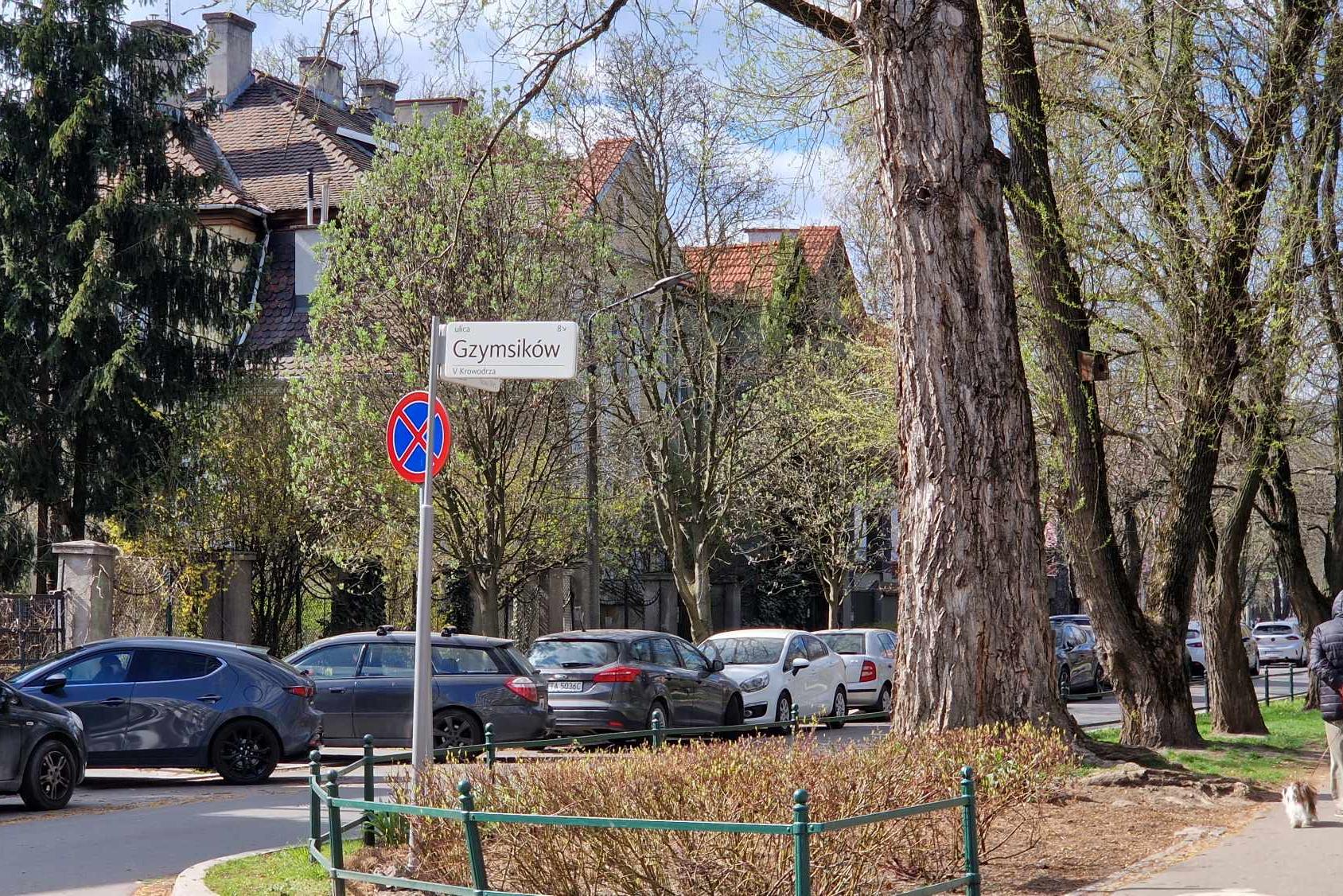 Strefa zamieszkania została ustanowiona tuż pod rozgłośnią Radia Kraków, na fragmencie zaledwie 150-metrowej uliczki łączącej ulicę Grottgera z Mazowiecką. Fot. O. Sobczak