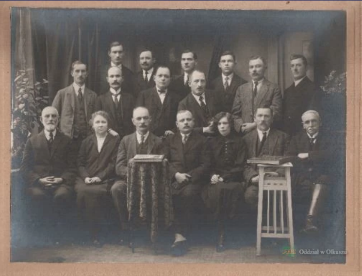 Olkuska Rada Miejska, rok 1925. W. Filawski drugi z prawej wśród siedzących (fot. Muzeum Regionalne PTTK Olkusz)