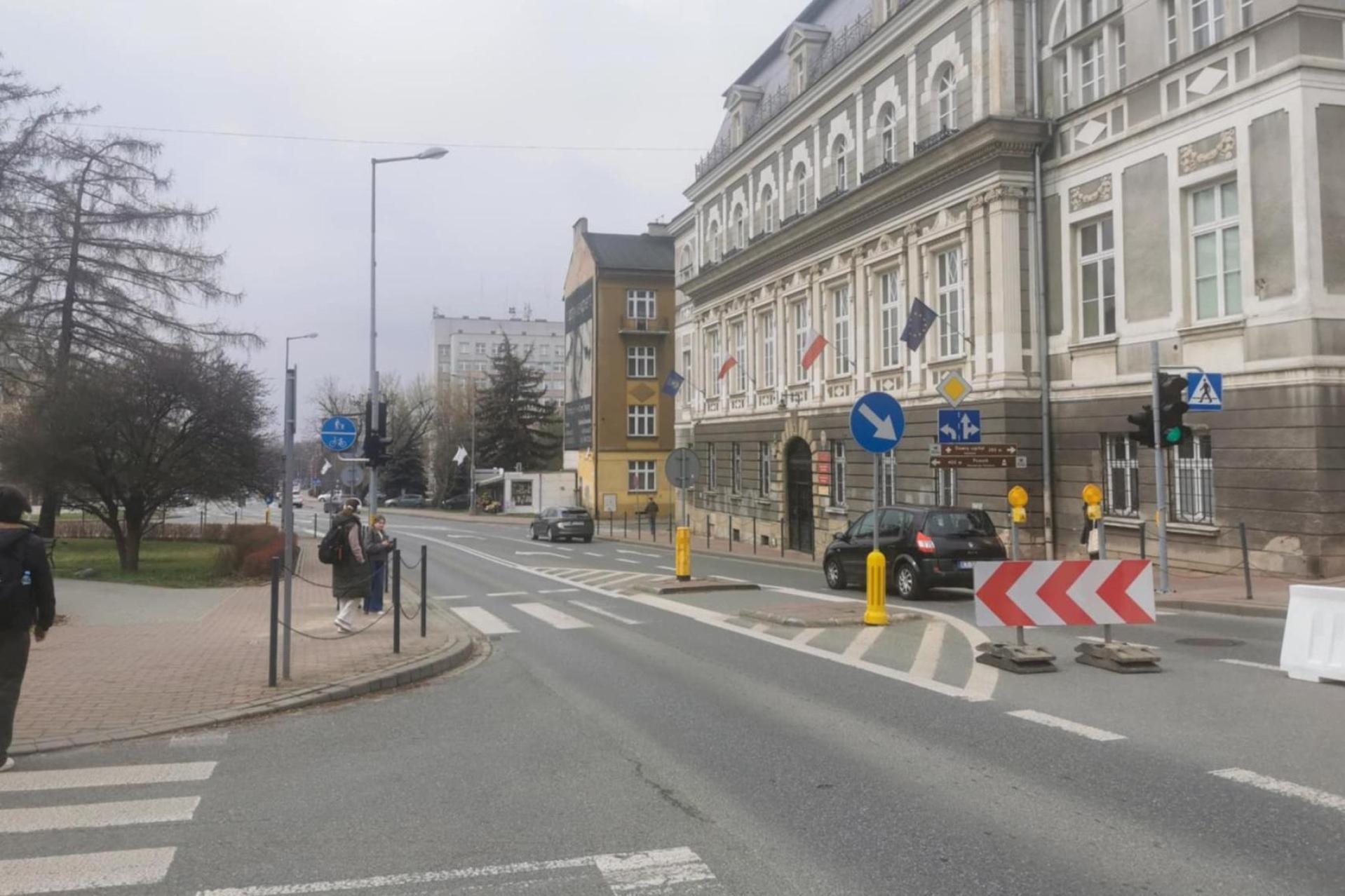 Tarnów: Mimo skrajnych opinii sygnalizacja świetlna na przejściu na Mickiewicza zostaje na stałe