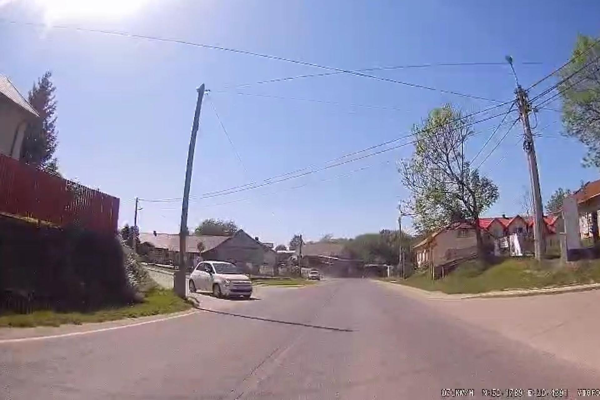 Zignorowała znak STOP i wjechała w motocyklistę. Prokuratura i sąd prowadzą "spór" o prawo jazdy oskarżonej. WIDEO